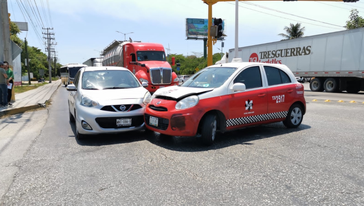 Conductor no respeta el semáforo y choca contra un taxi en Ciudad del Carmen