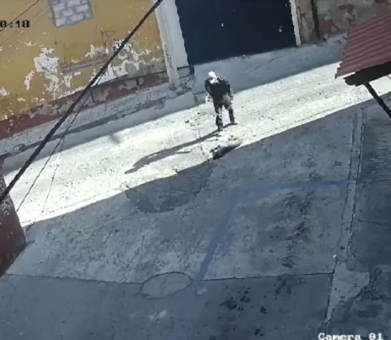 Captan en VIDEO a hombre que arrastra a perrito muerto por calles de Pachuca
