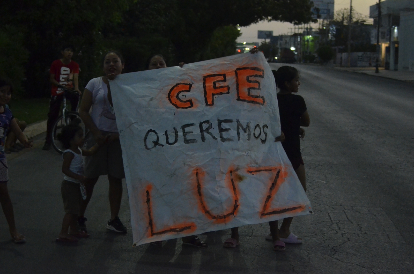 CFE en Cancún ignora quejas por constantes apagones; superintendente rechaza entrevistas