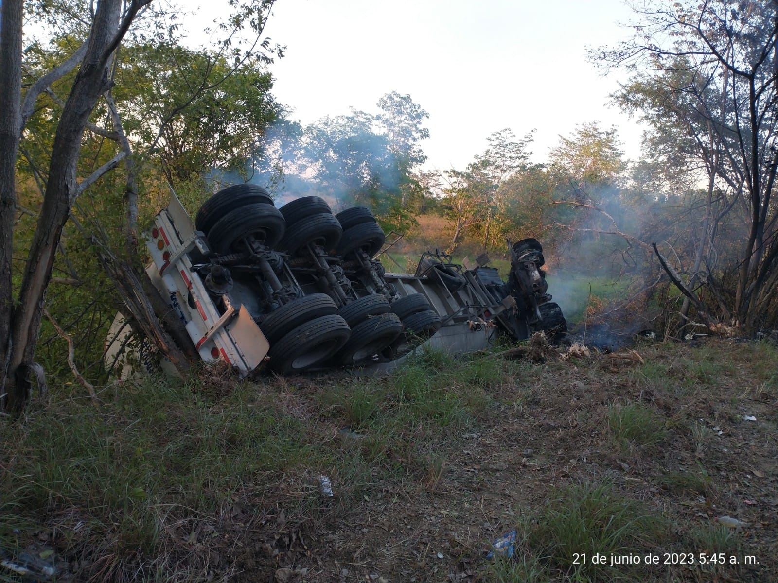 Trailero muere calcinado tras incendiarse su unidad en la vía Escárcega-Villahermosa