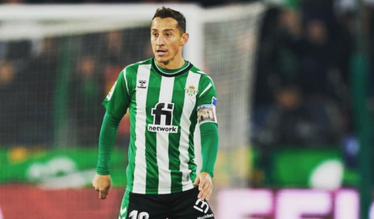 El jugador mexicano extendió su acuerdo con el equipo andaluz para disputar la próxima temporada de LaLiga.
