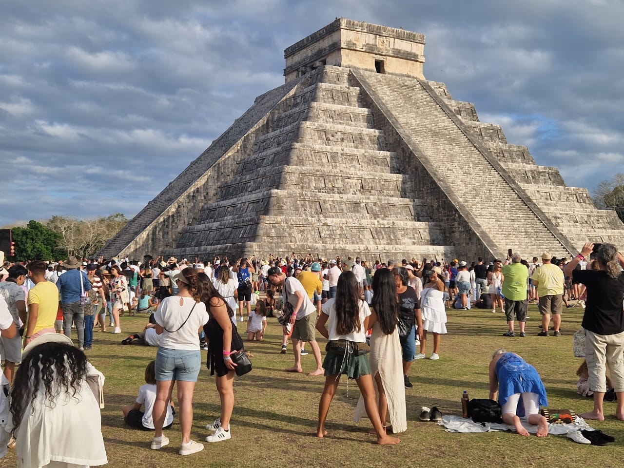 Golpea el calor a 10 turistas en Chichén Itzá durante el Solsticio de Verano