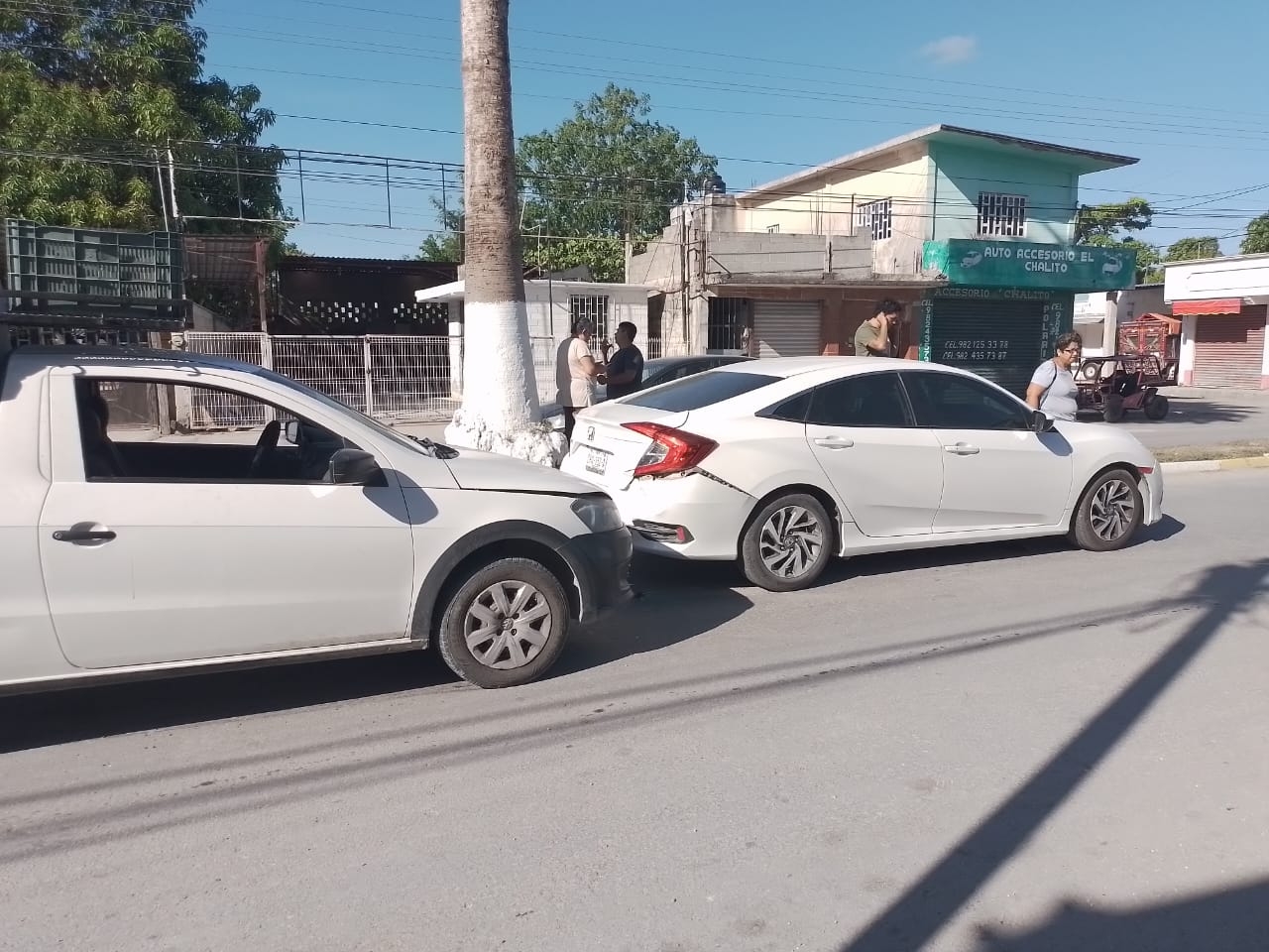 Remolcan dos autos en Escárcega tras protagonizar un accidente