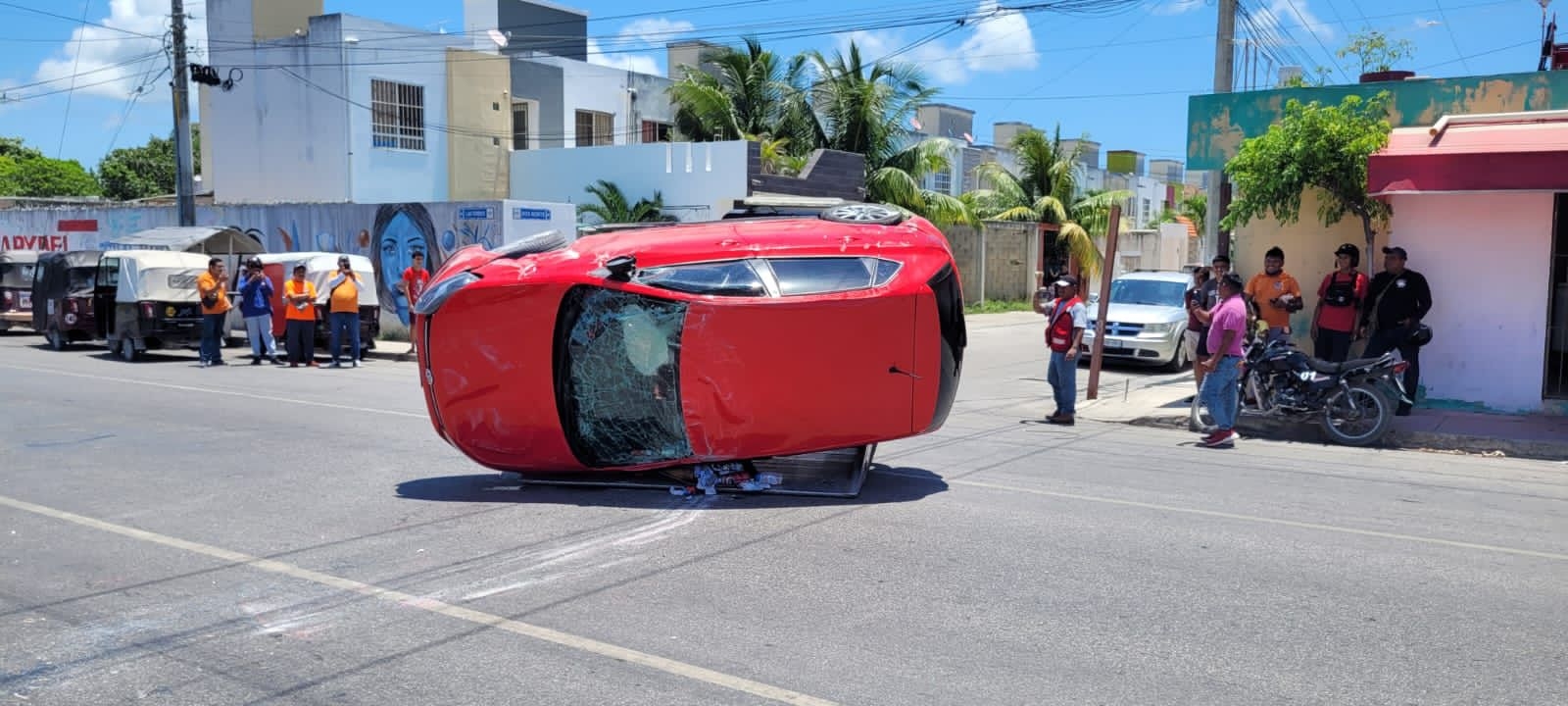 Volcadura en Cancún deja saldo de dos personas lesionadas y daños materiales