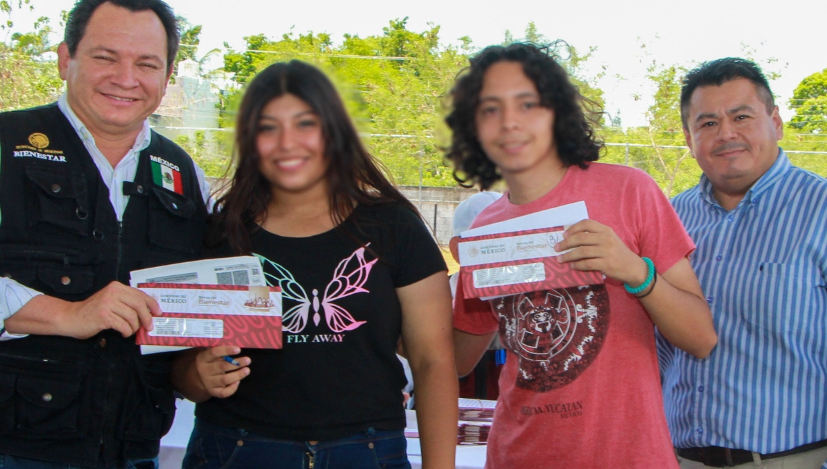 Joaquín Díaz Mena entrega tarjetas del Bienestar a jóvenes de preparatorias de Yucatán