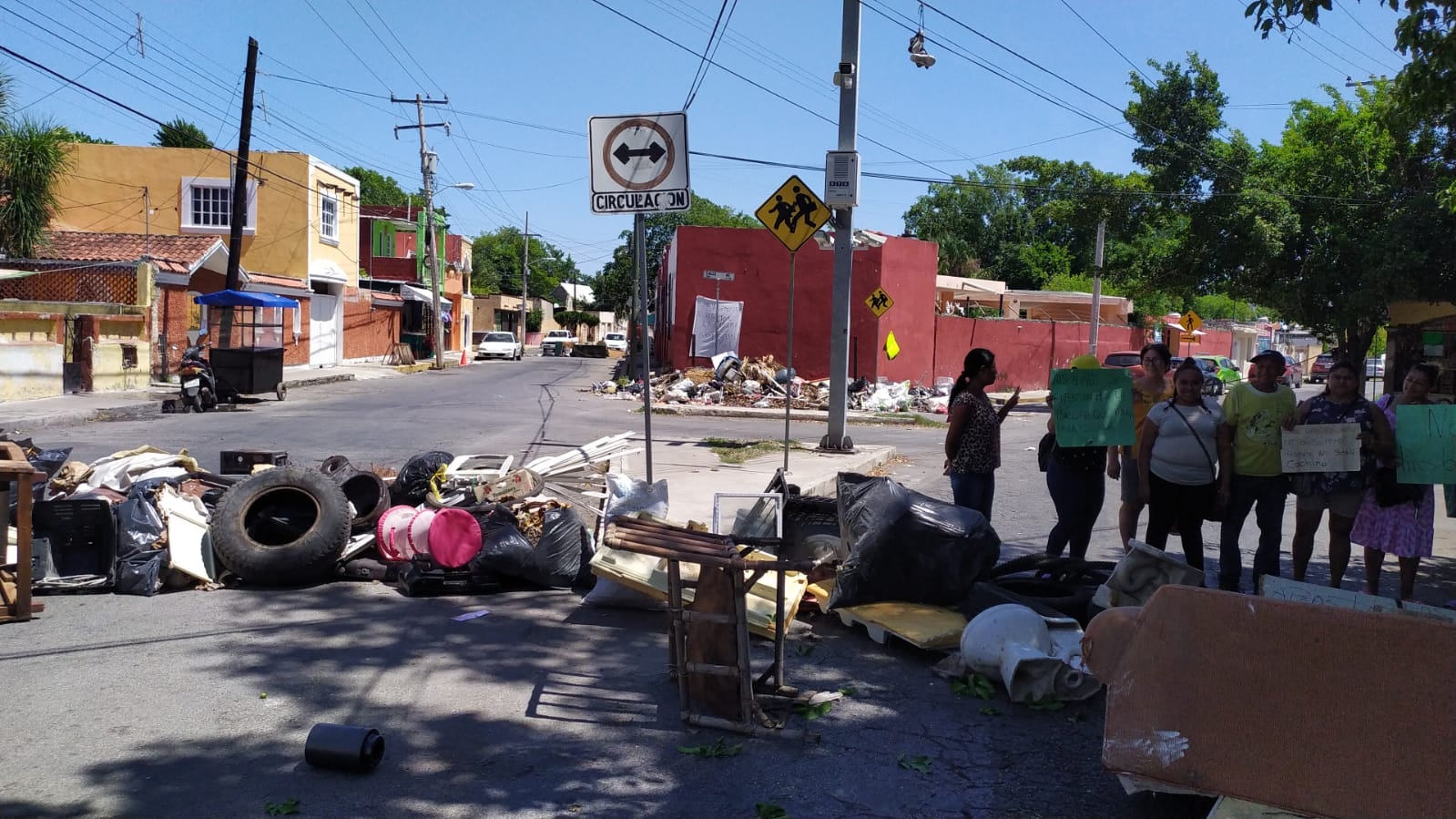 Vecinos de Mérida han cerrado el tránsito de autos y camiones