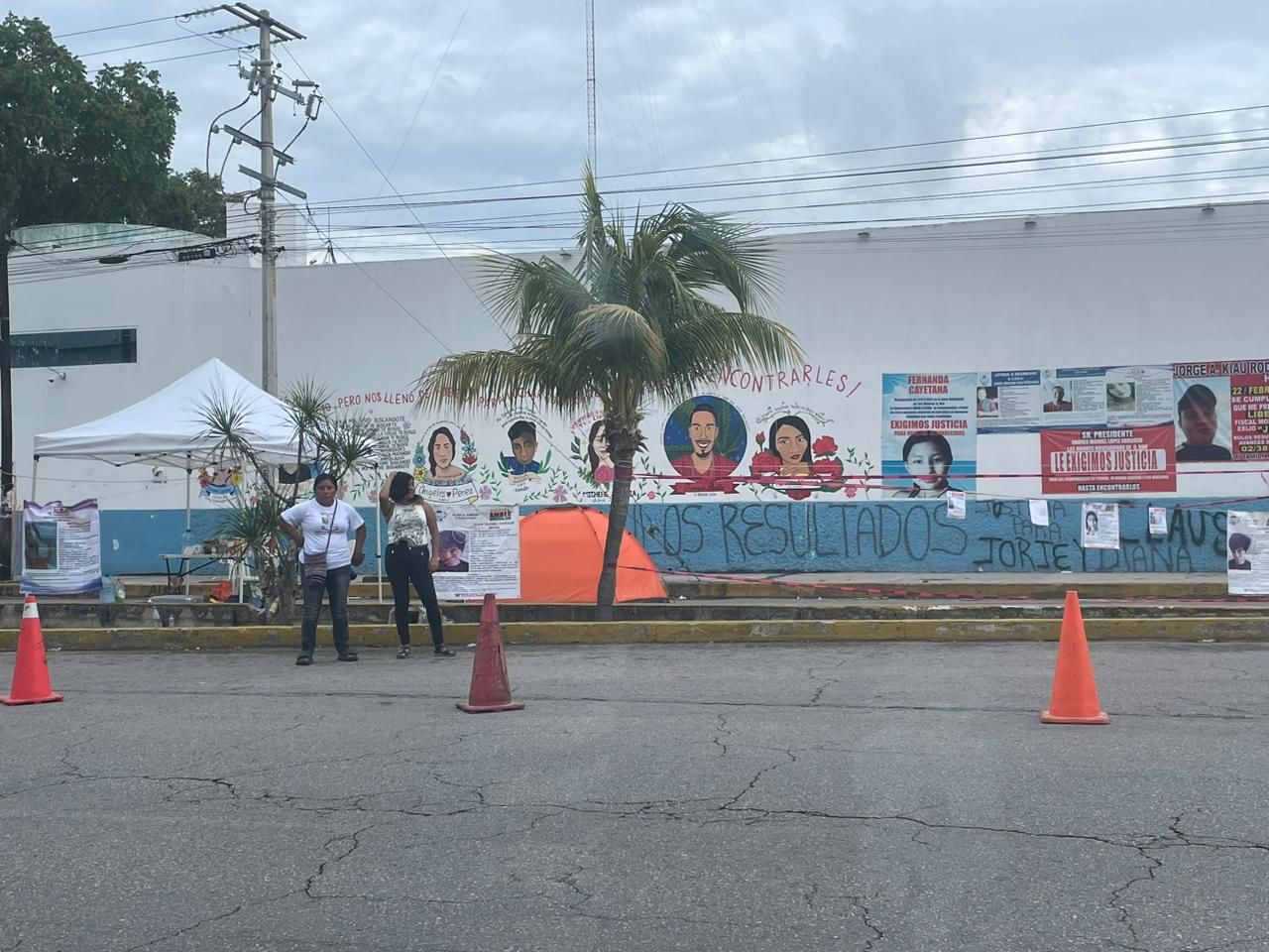 Madres buscadoras en Cancún bloquean la avenida Xcaret frente la FGE