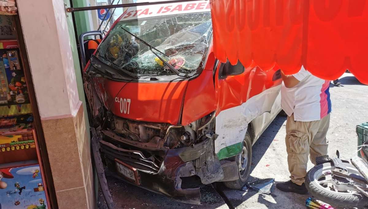 Aparatoso accidente en Ciudad del Carmen deja a una persona prensada y nueve lesionados