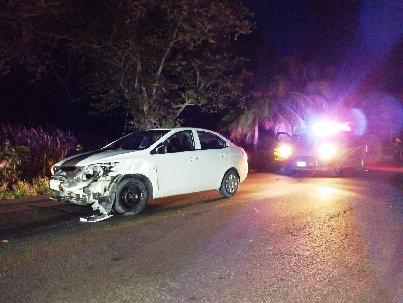 Trailero se estrella contra el auto de una pareja de turistas en la vía Tizimín-Colonia Yucatán