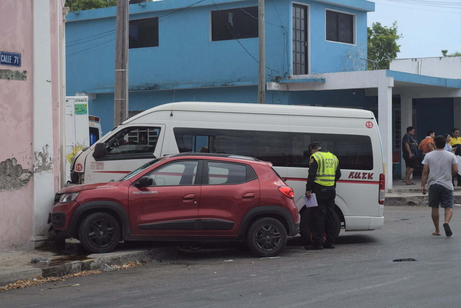 Conductor provoca fuerte choque de una combi llena de pasajeros en Mérida
