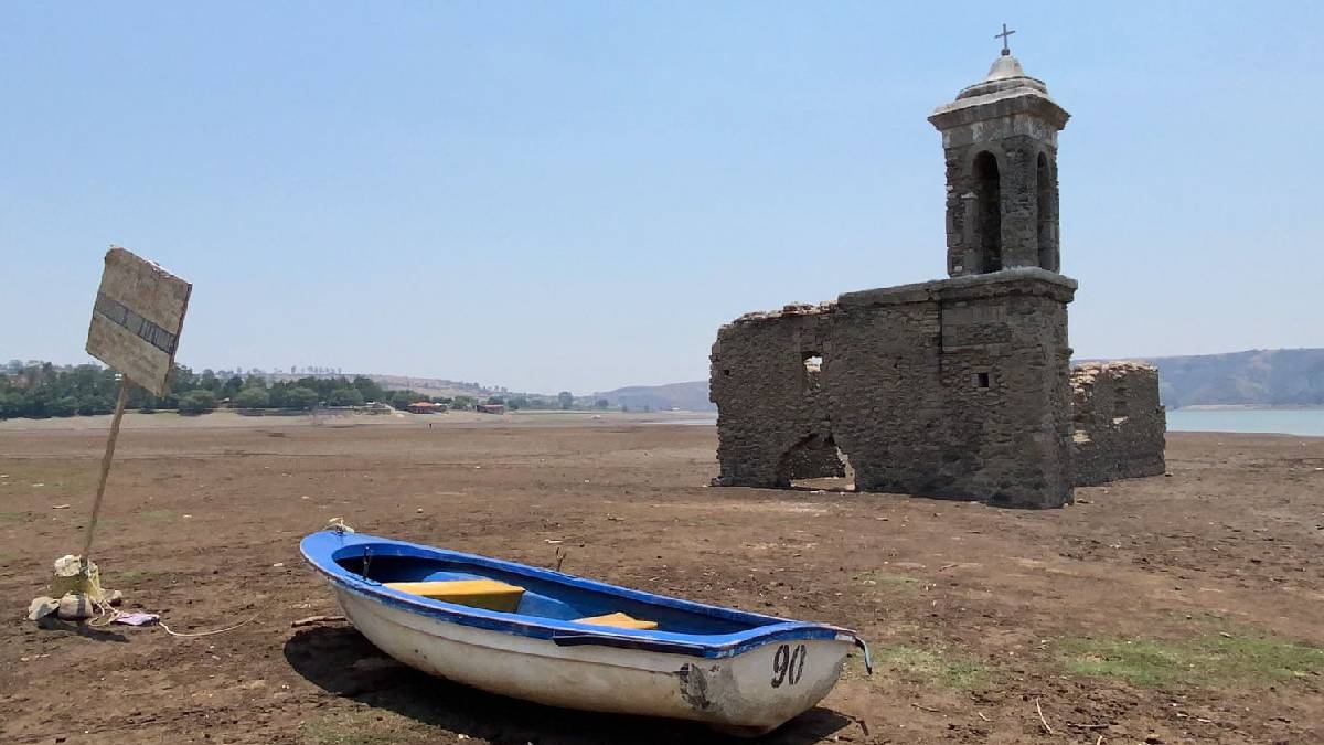 Sequía deja al descubierto iglesias escondidas bajo el agua en Edomex