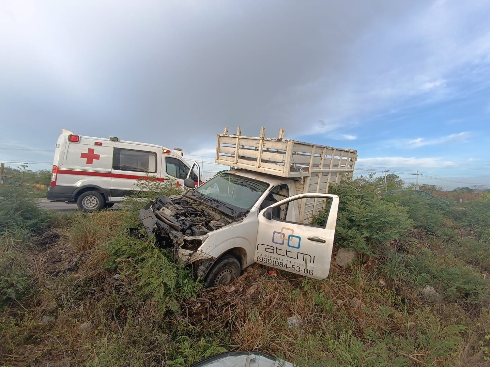 Conductor dormita al volante y se sale de la carretera Mérida-Progreso