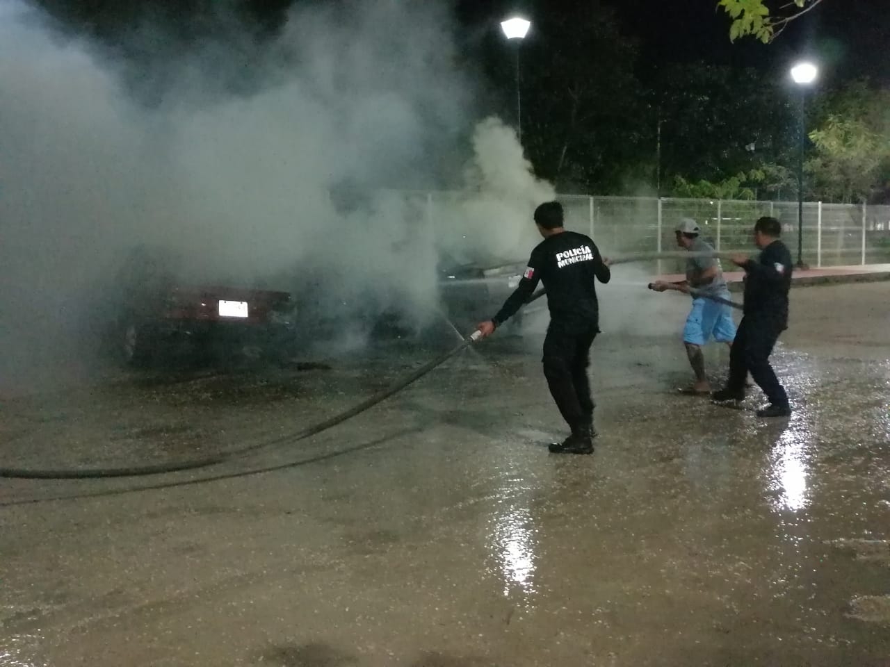Impresionante incendio de tres vehículos se registró en el estacionamiento del campo de fútb7 que se ubica a espaldas del cenote Sambulá.