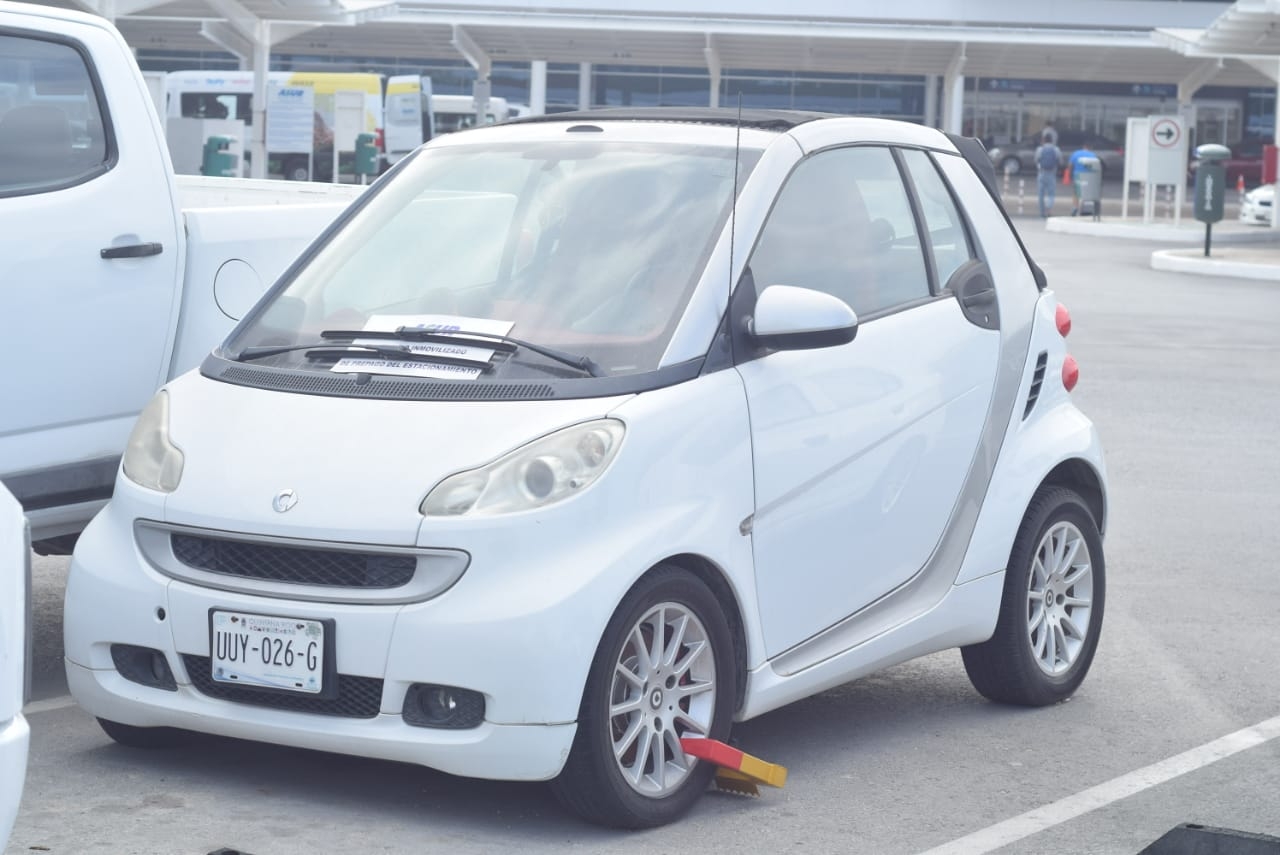Personal de Seguridad colocó candados a vehículos que hace tres semanas están en el estacionamiento del aeropuerto de Mérida