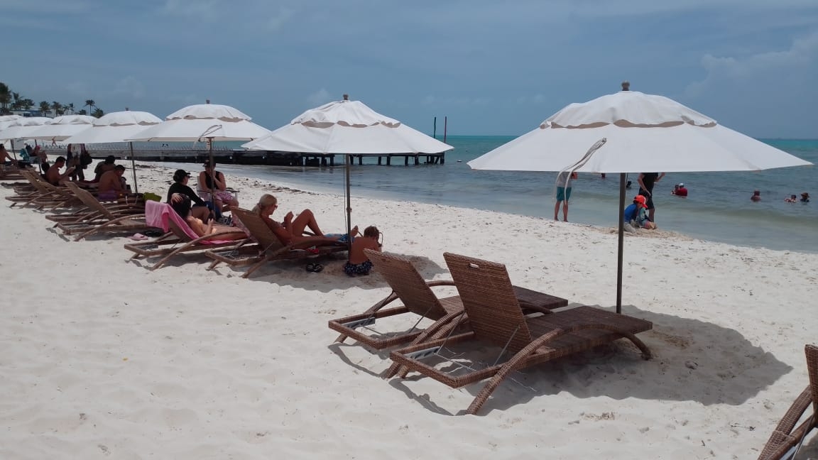 Turistas disfrutan del Calor desde Playa Caracol en Cancún: EN VIVO