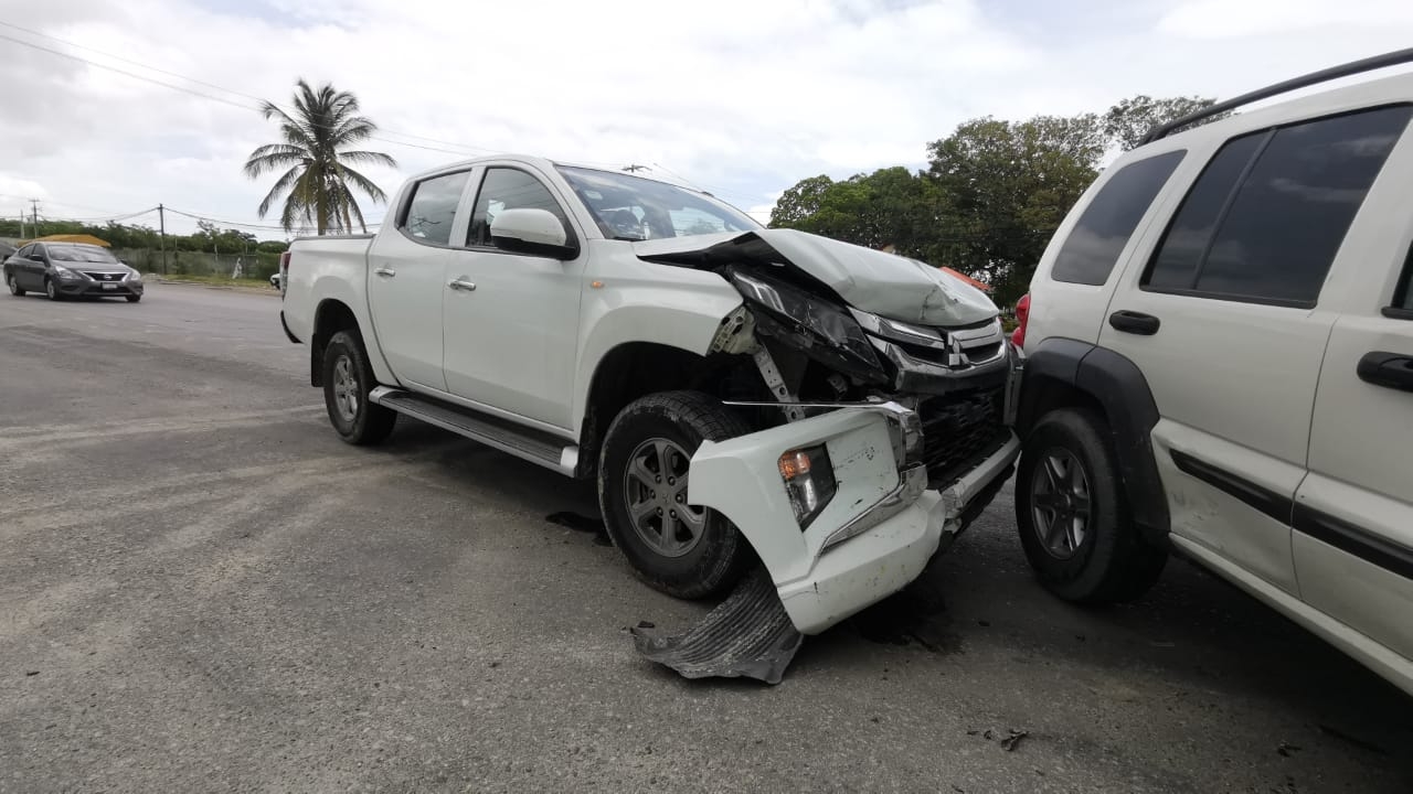 Choque entre dos camionetas en la vía Ciudad del Carmen-Puerto Real deja graves daños materiales
