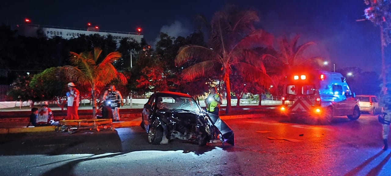 Aparatoso accidente deja saldo de tres heridos y daños materiales en Cancún
