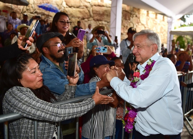 AMLO visita Oaxaca para inaugurar el camino rural Coatecas Altas – San Juan Lachigalla