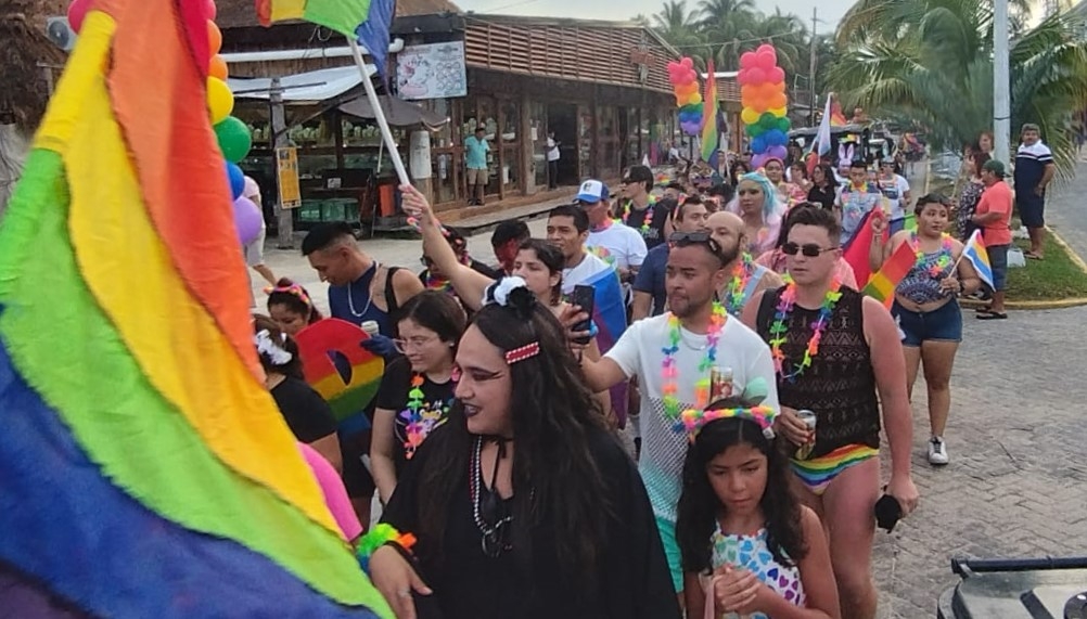 Marchan en Isla Mujeres para celebrar el mes del Orgullo LGBTQ+