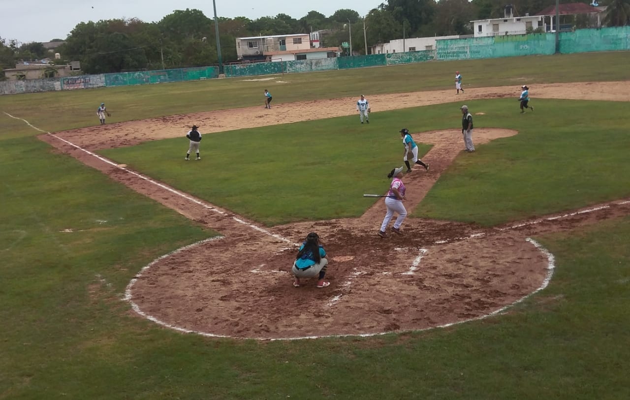 Juegan triangular de softbol femenil en Sabancuy