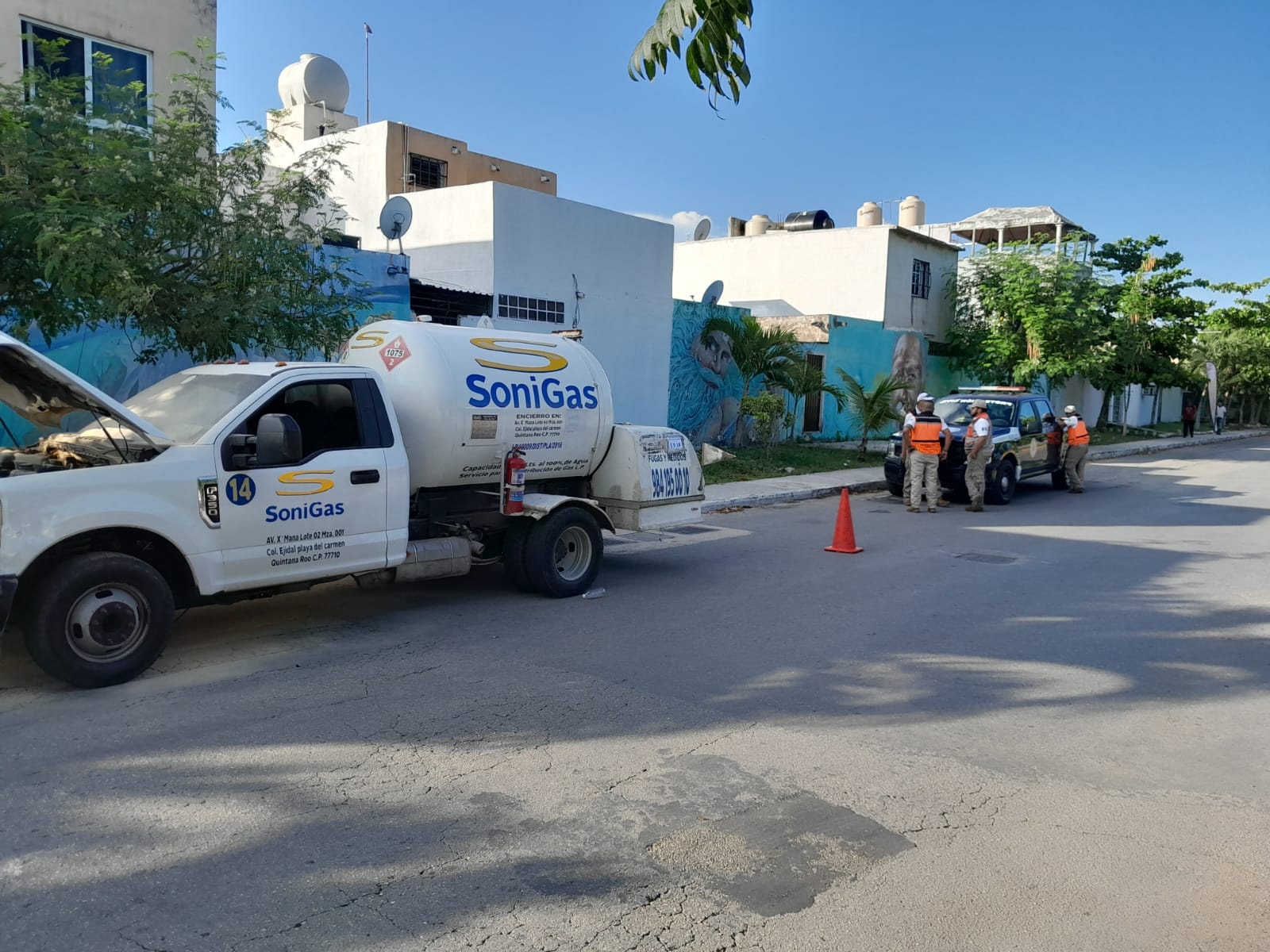 Trabajadores de Sonigas evitan explosión de una pipa en Playa del Carmen