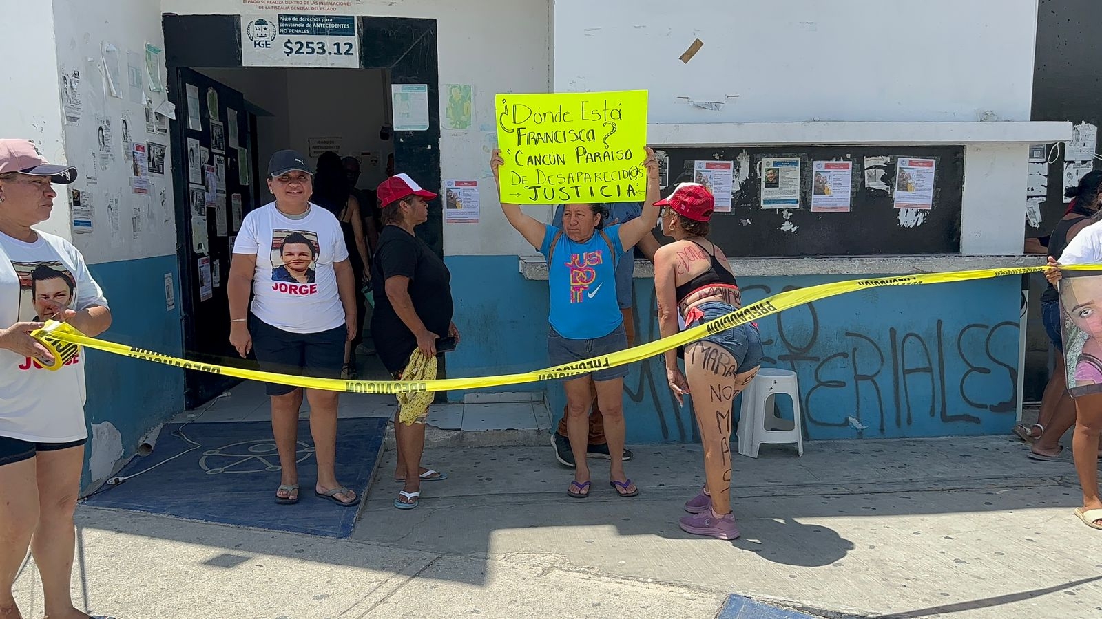 Madres buscadoras clausuran las instalaciones de la FGE en Cancún: EN VIVO