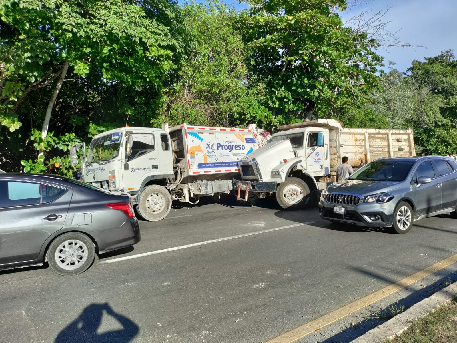 Volquete provoca aparatosa carambola en la carretera Progreso-Mérida