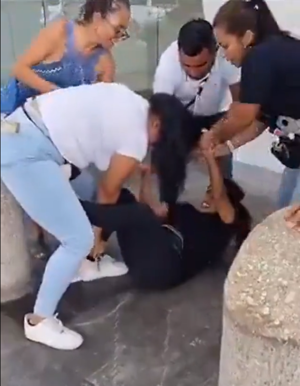¡A puño limpio! Dos Mujeres se agarran a golpes en el aeropuerto de Cancún