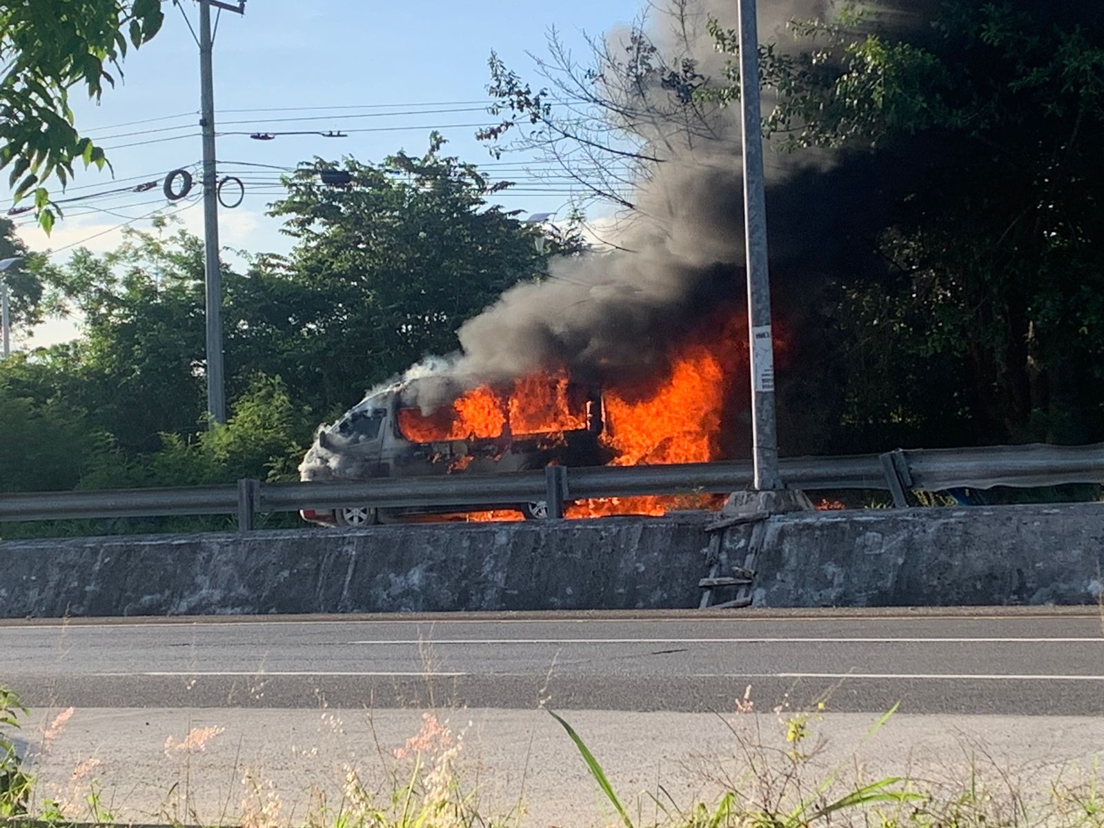 Incendio de una Van causa cierre vial rumbo a Playa del Carmen