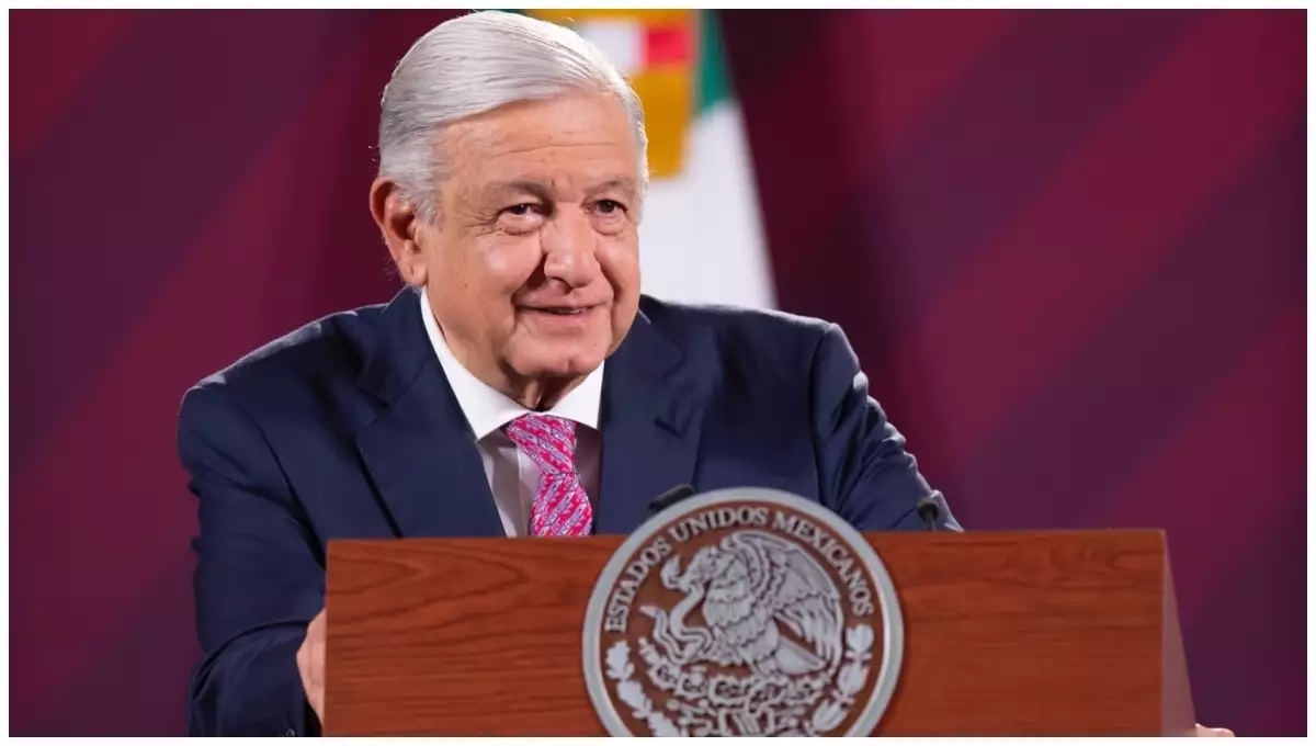 AMLO pone 'No se va' de Grupo Frontera para finalizar la mañanera