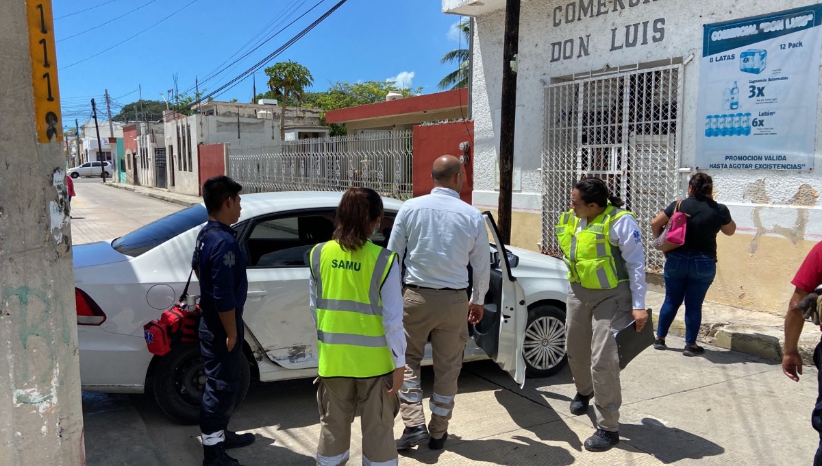 Aparatoso accidente deja una mujer prensada en su auto en Campeche: EN VIVO