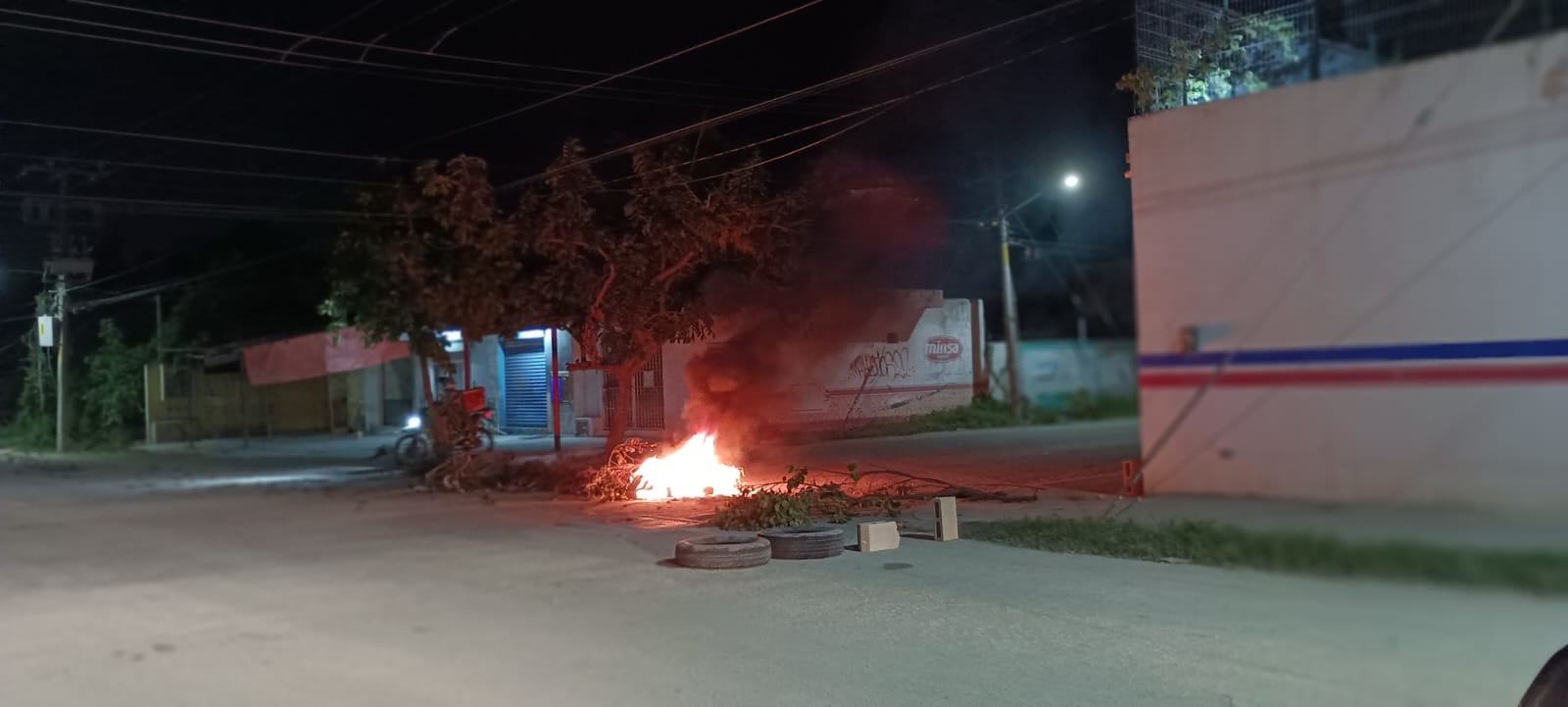 Habitantes de Cancún levantan bloqueo tras más de nueve horas de protesta