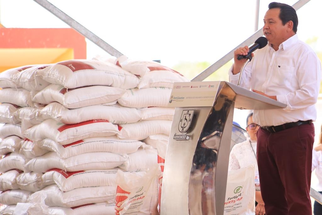 Joaquín Díaz Mena destaca entrega de fertilizantes a 30 mil productores del campo yucateco