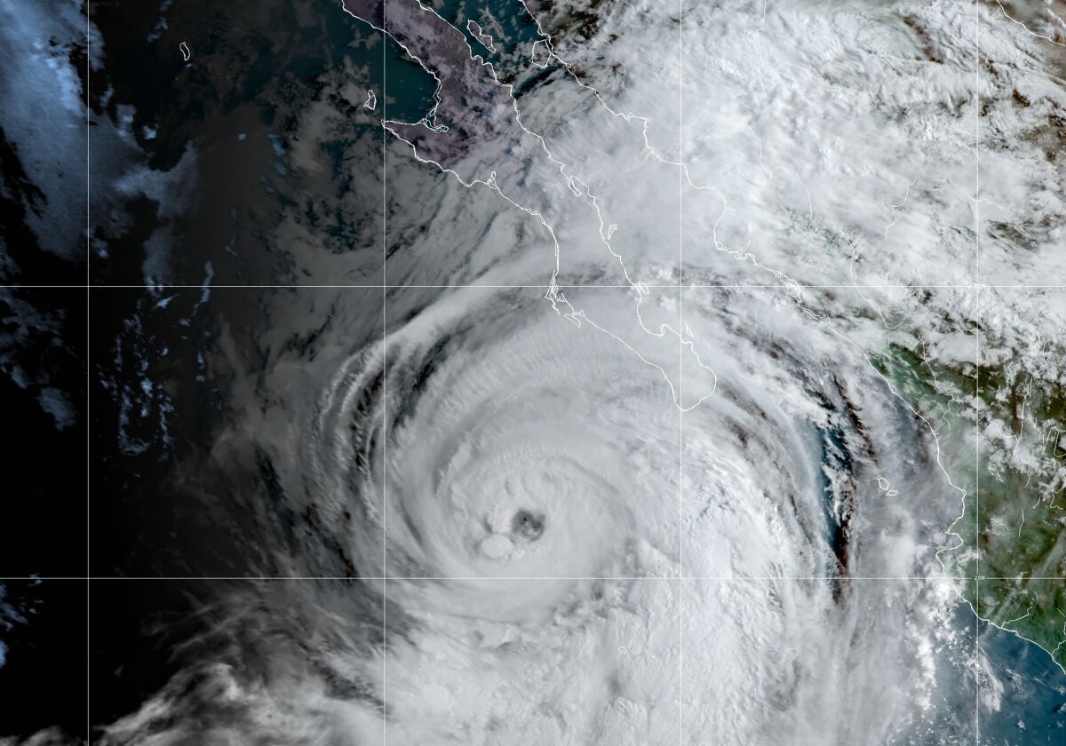 Tormenta Tropical Hilary avanza por tierra en Baja California