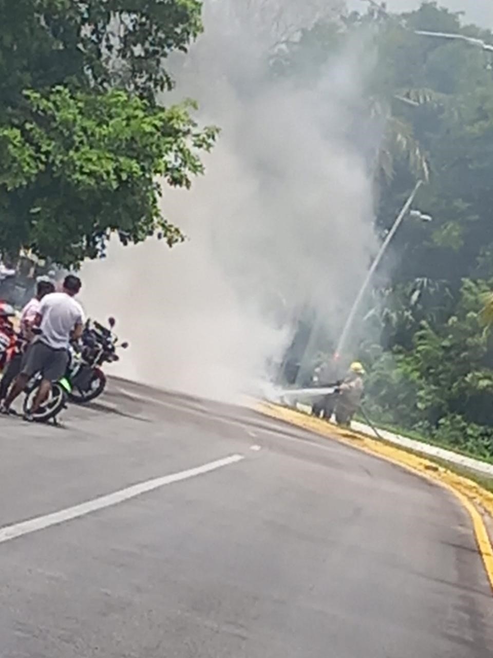 Motocicleta termina envuelta en llamas sobre el Boulevard Bahía de Chetumal