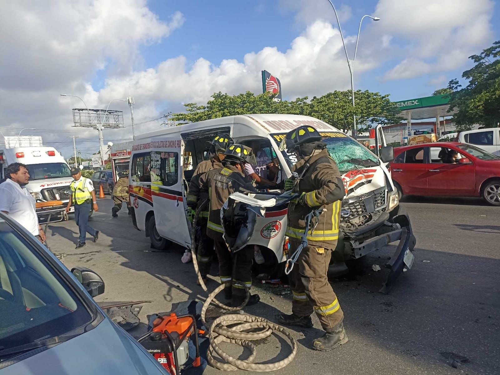 Aparatoso accidente en Cancún deja dos personas atrapadas en una combi