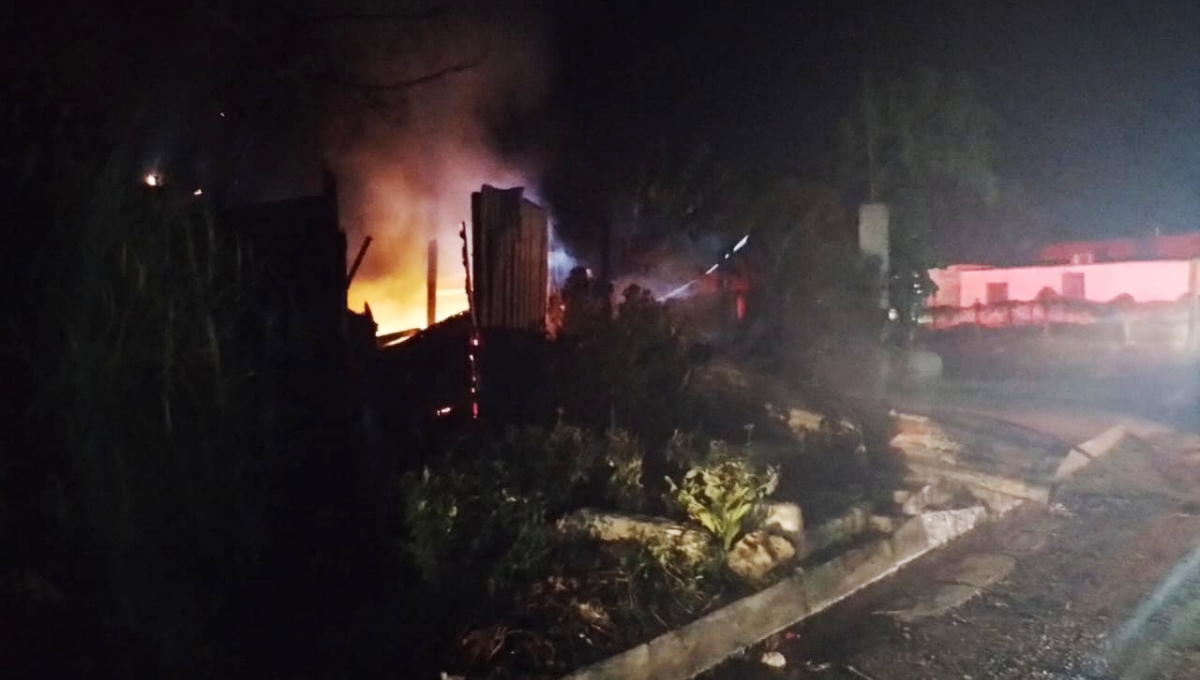 Se incendia casa de madera en Escárcega; familia pierde todas sus pertenencias