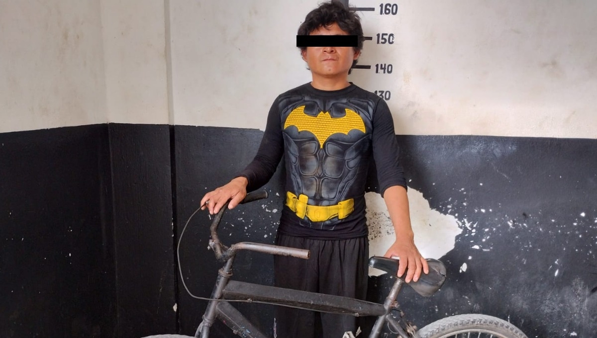 Detienen a un joven que se disfraza de Batman para robar en Tizimín
