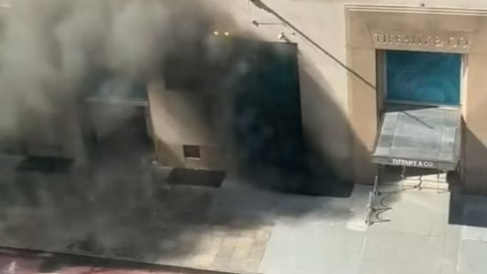 Así fue el incendio en la tienda Tiffany’s de la quinta avenida de Nueva York: VIDEO