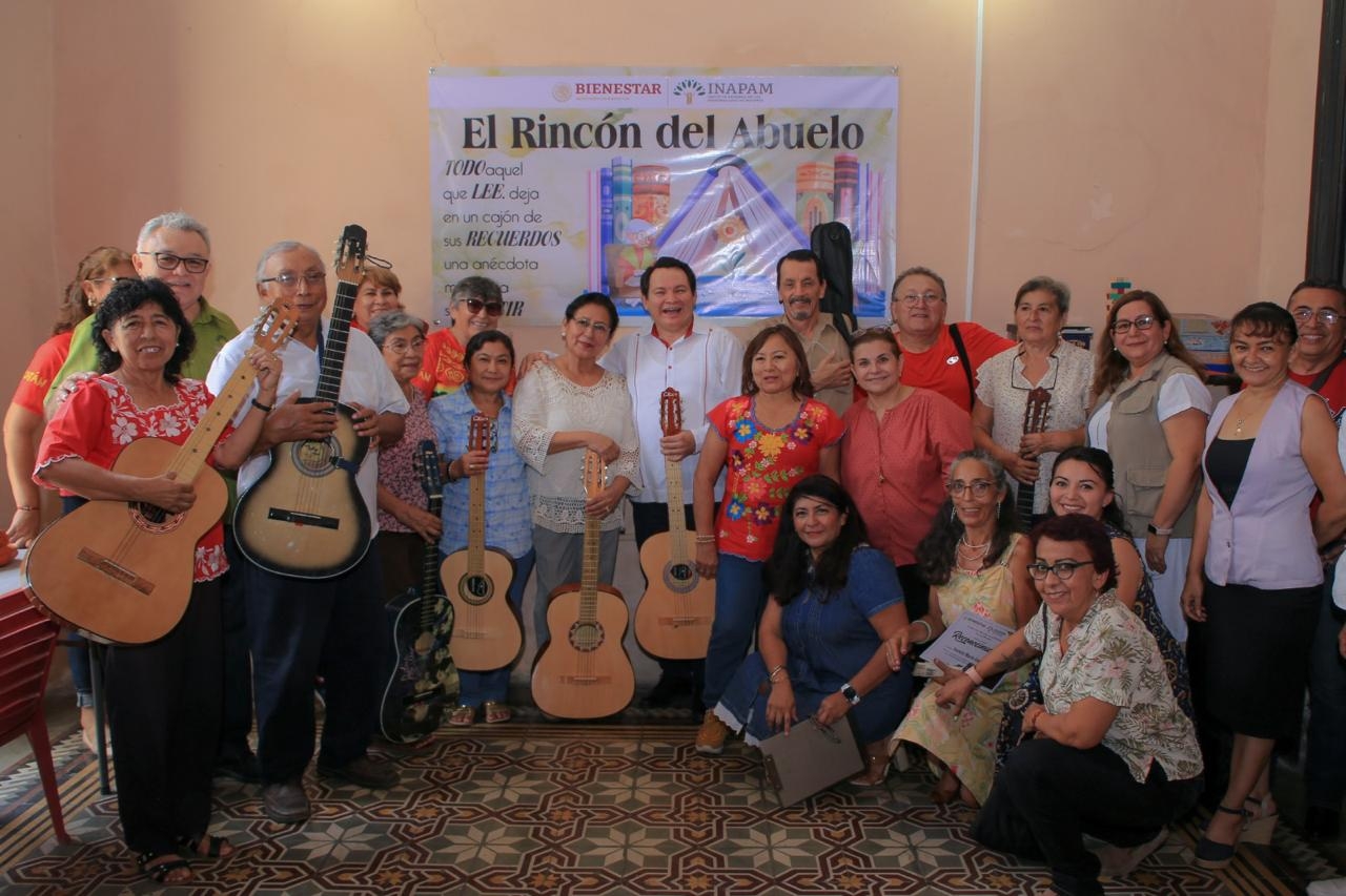 Joaquín Díaz Mena inaugura el 'Rincón del Abuelo' en el Inapam Yucatán