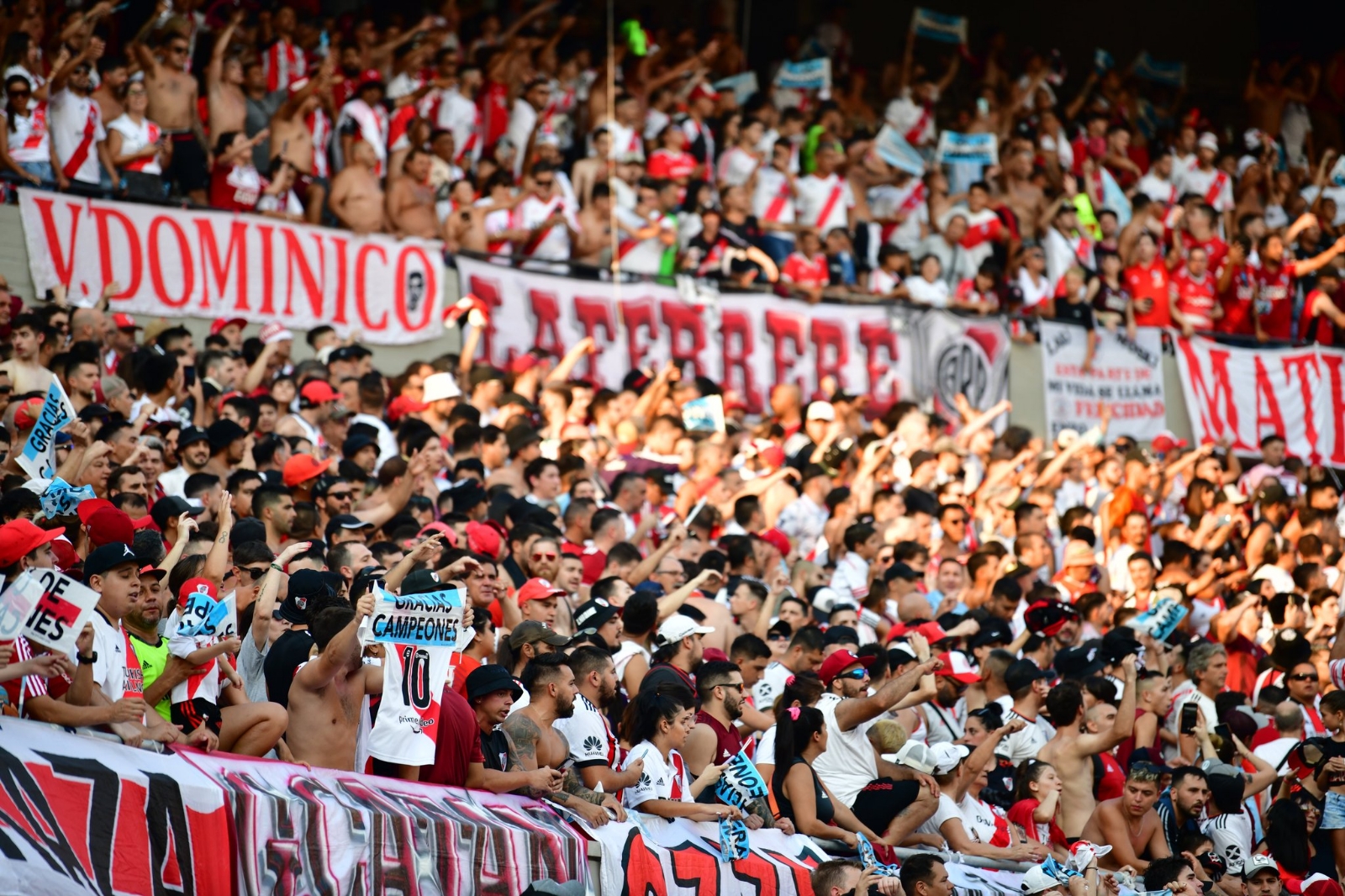¡Tragedia en Argentina! Aficionado de River Plate fallece tras caer desde la tribuna