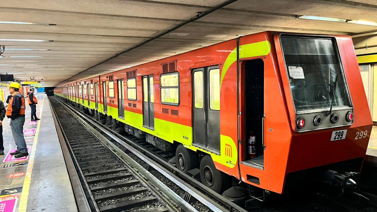 Metro de la CDMX avanza con las puertas abiertas y arriesga a pasajeros