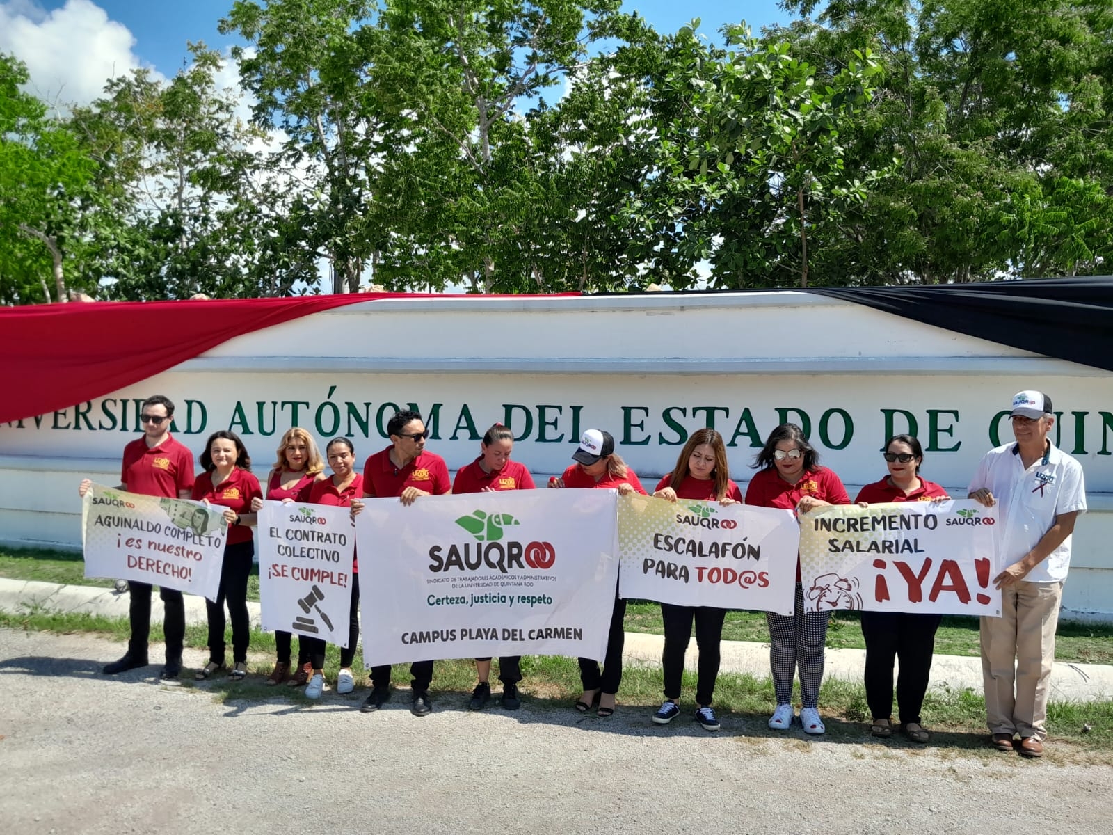 Sindicalizados de la Universidad de Quintana Roo paran labores en Playa del Carmen