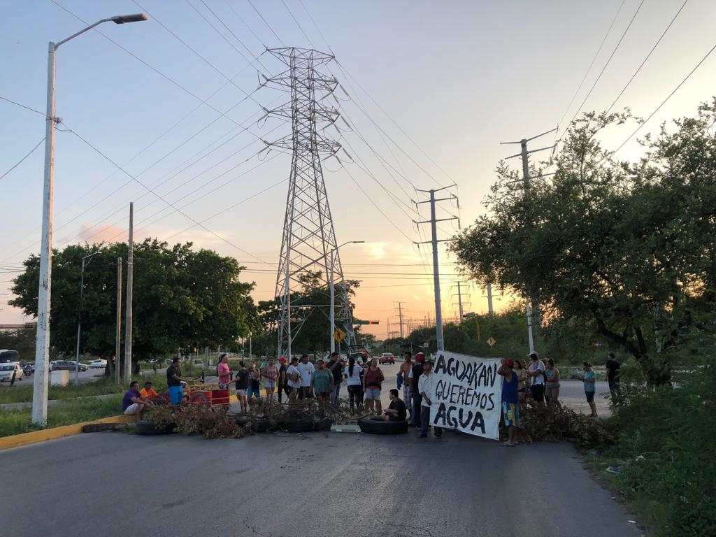 Vecinos de la Región 234 bloquean avenidas en Cancún por falta de agua