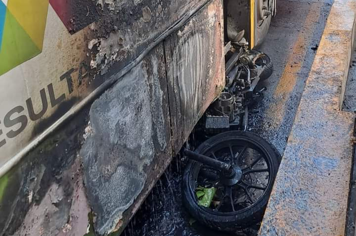 El autobús quedó reducido por el fuego
