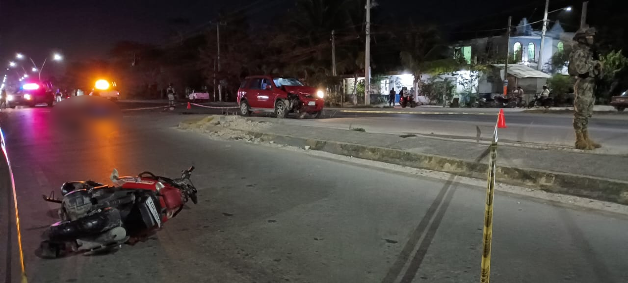 Accidente vehicular en Cancún cobra la vida de un motociclista