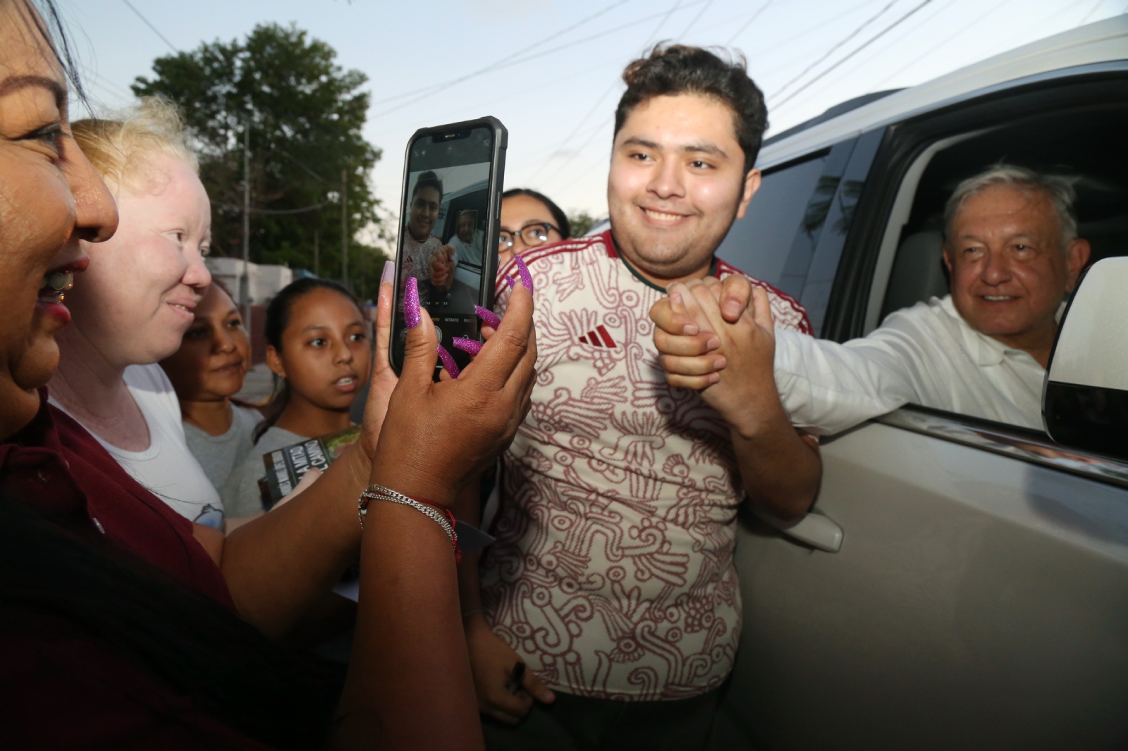 AMLO se reúne con vecinos de Kanasín a su llegada a Mérida