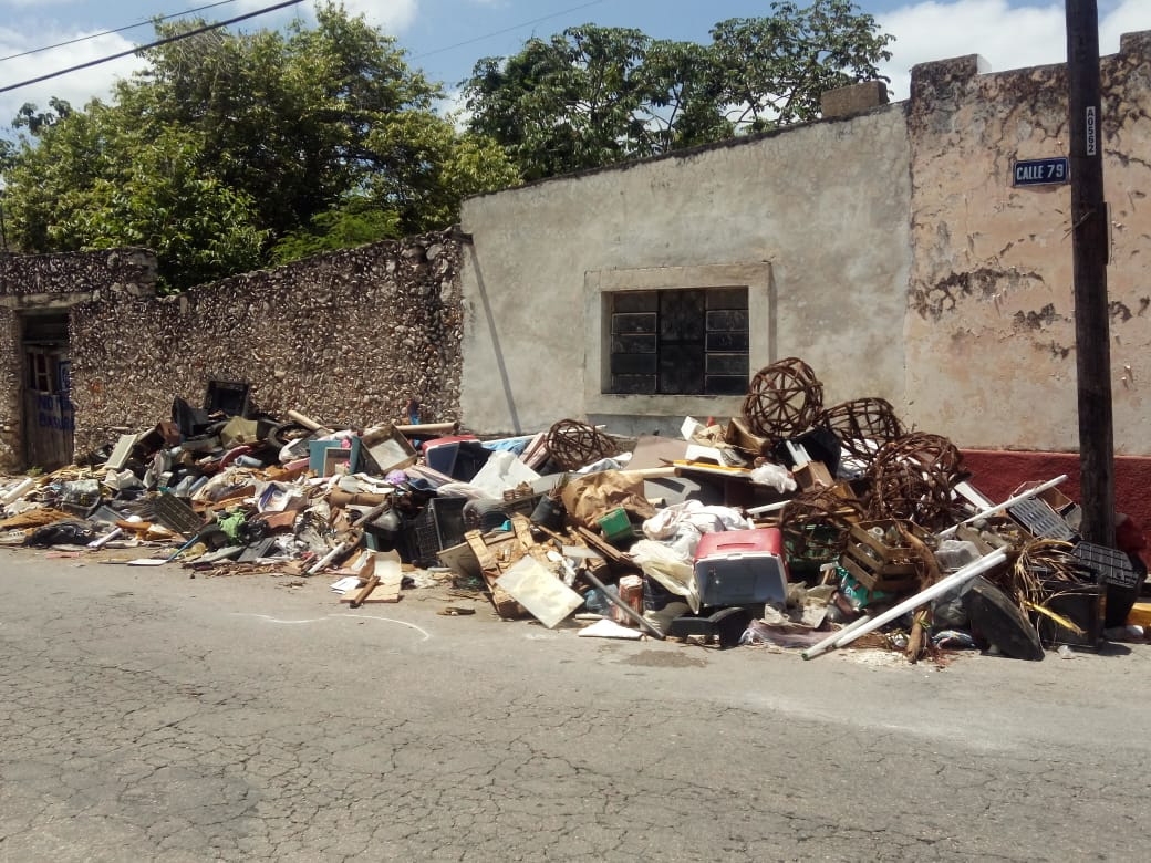 Cacharros en las calles de Mérida atraen a pepenadores y animales; denuncian vecinos