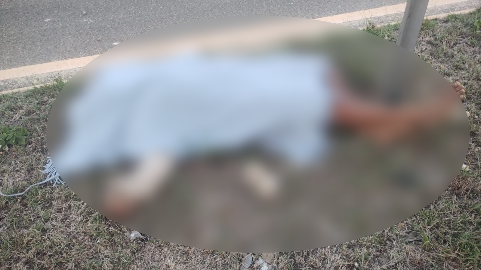 El cuerpo quedó tendido a un costado de la carretera