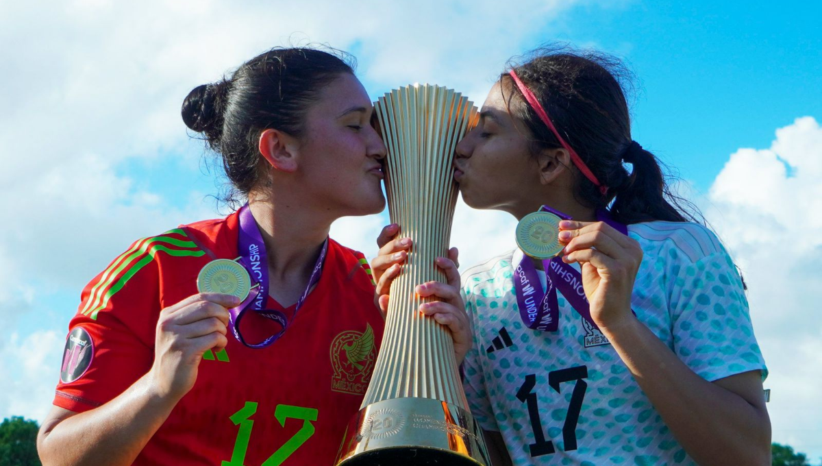 Ambas jugadoras de Cancún se colgaron la medalla de oro y junto a sus compañeras levantaron hasta los más alto del trofeo de campeón del torneo internacional
